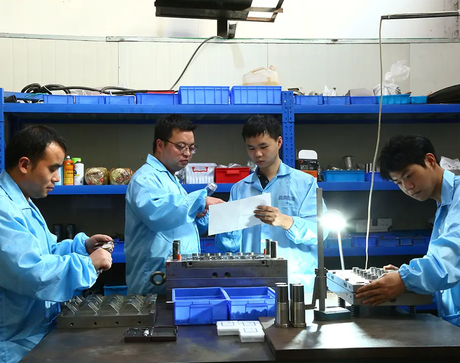 El equipo de ingeniería realizó pruebas exhaustivas de rendimiento en botellas de plástico.